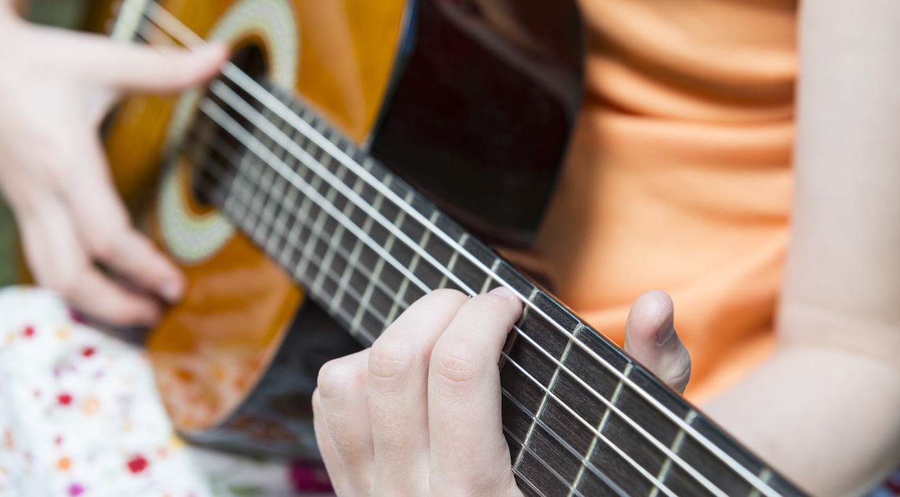 Your kid wants to play guitar: contact the professionals